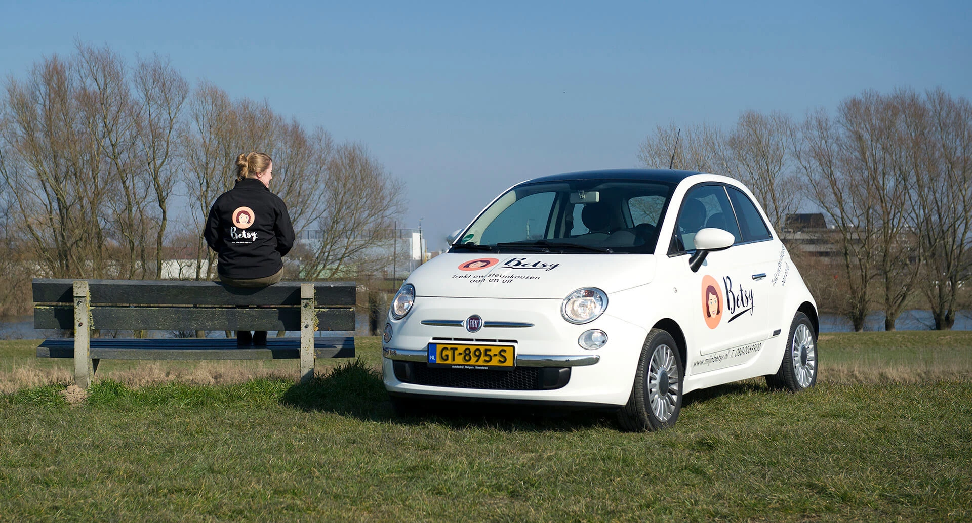 Betsy is dé hulp bij het aan- en uittrekken van steunkousen.